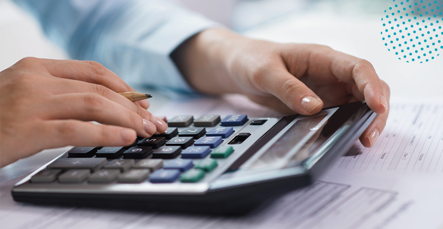 imagem de um homem usando uma calculadora e segurando um lápis