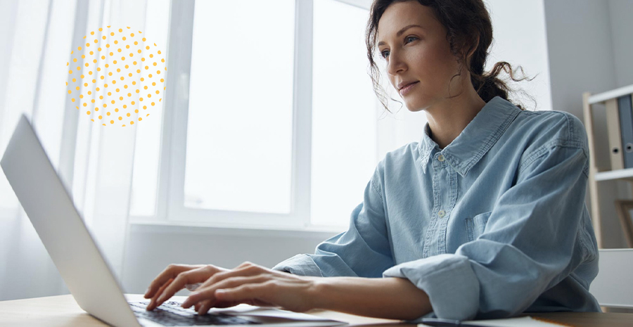 imagem de uma mulher sentada digitando em um computador