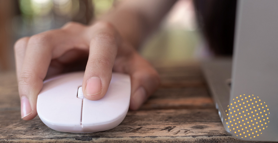 imagem de uma pessoa usando um mouse
