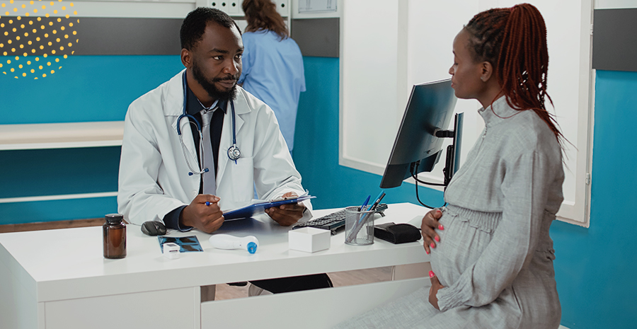 Imagem de uma mulher grávida coversando com um médico