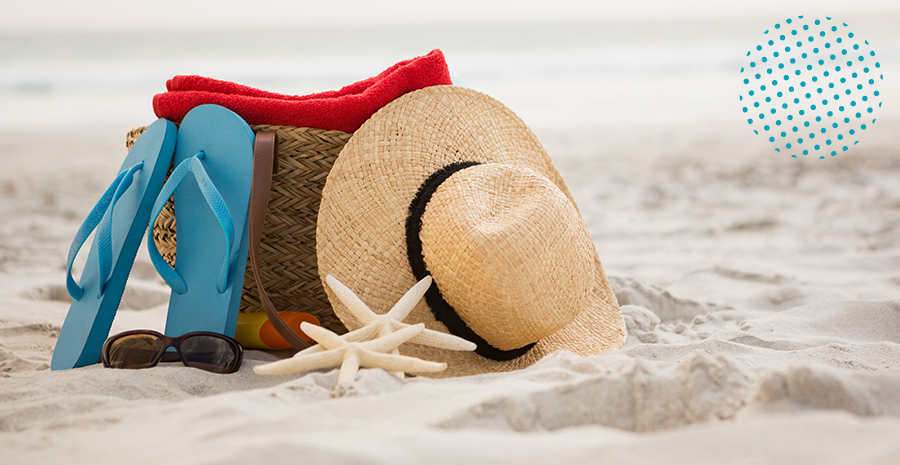 Imagem de itens de praia na areia