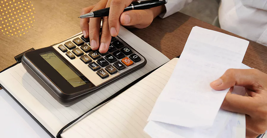 Imagem de uma pessoa fazendo cálculos em uma calculadora