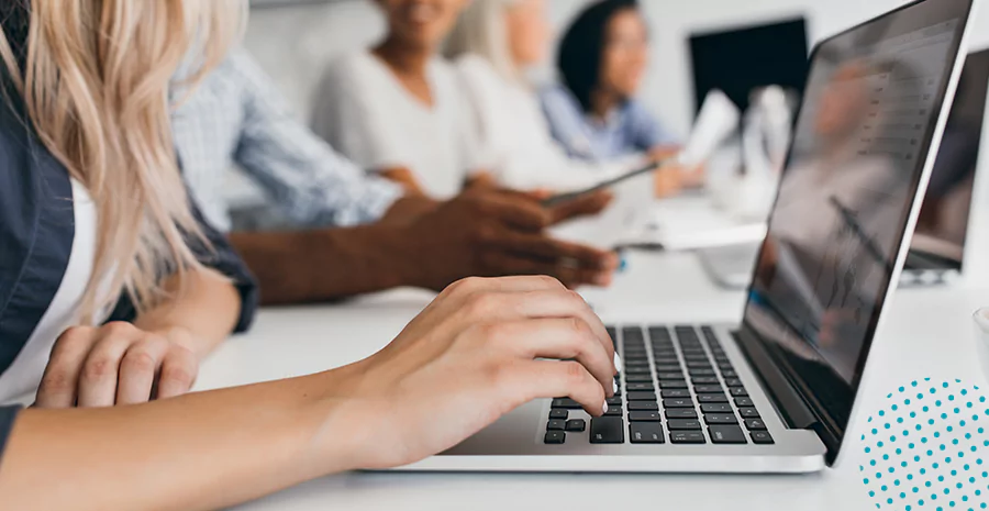 imagem de pessoas sentadas digitando em computadores