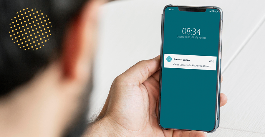 Celular apresentando uma notificação do aplicativo PontoTel