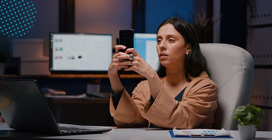 Uma mulher utilizando um celular