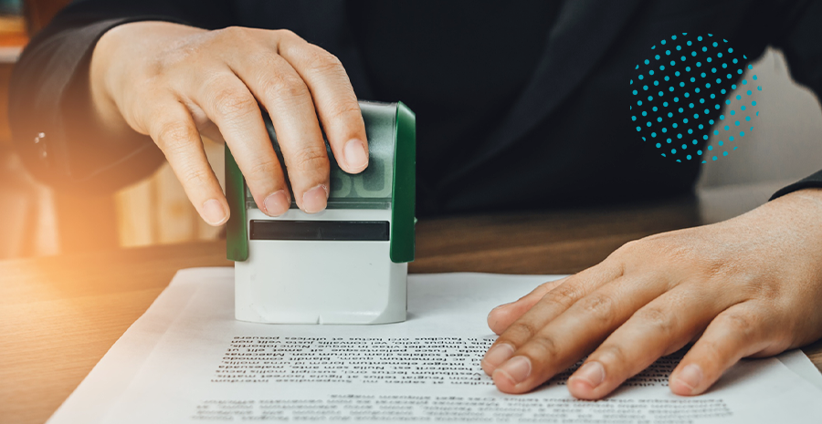 Um homem carimbando um papel