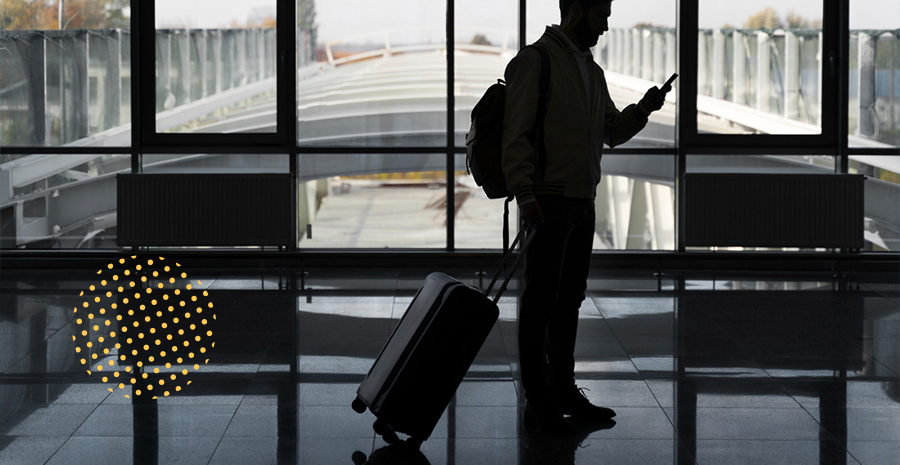 Homem em um aeroporto
