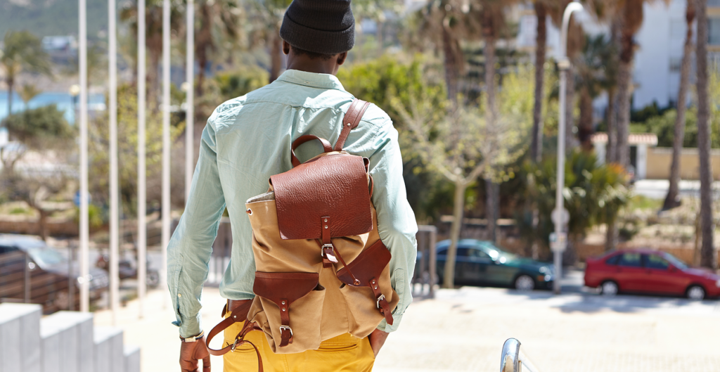 Homem caminhando com uma mochila