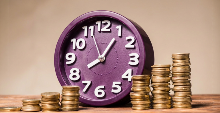 Relógio roxo cercado de pilhas de moedas sobre mesa de madeira, simbolizando o custo financeiro do reflexo de horas extras