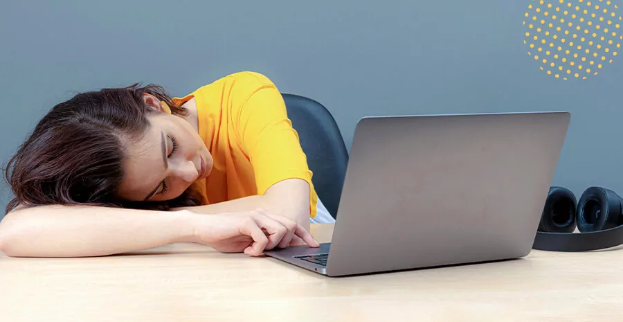 imagem de uma mulher deitada em frente ao notebook