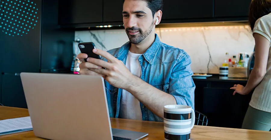 imagem de um homem trabalhando em sua casa fazendo registro de ponto