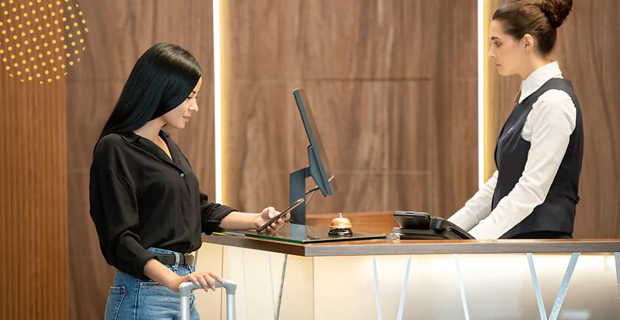 Mulher sendo recebida em uma recepção