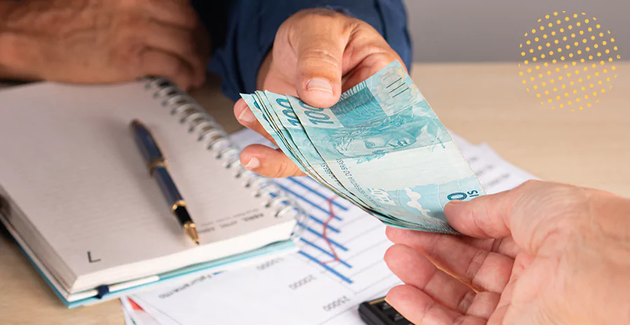 Homem recebendo cédulas de 100 reias