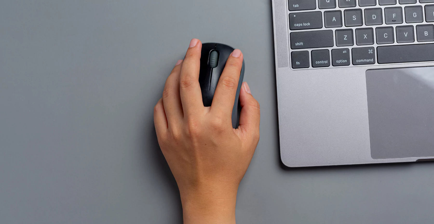 mão mexendo em um mouse